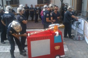 Protesta de bomberos de Jerez en el congreso del PP de Cádiz