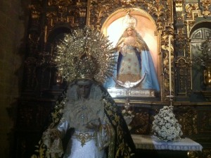 Virgen de la Esperanza, al fondo, la Encarnación