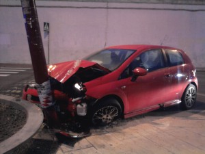 Choque, empotrado en farola de Jerezz