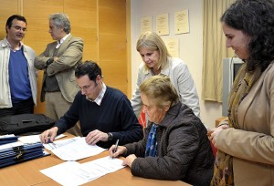 Alcaldesa con vecinos de Los Albarizones