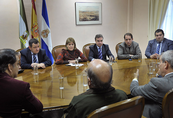 Alcaldesa y pres Diputacion con sector turistico 02