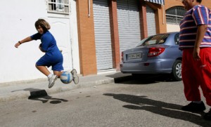 JF; NIOS JUGANDO AL FUTBOL EN CALLE-MIRADOR; JEREZ