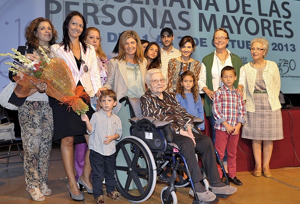 I Paredes y F Rosado inaug XIII Semana de Los Mayores _ 01