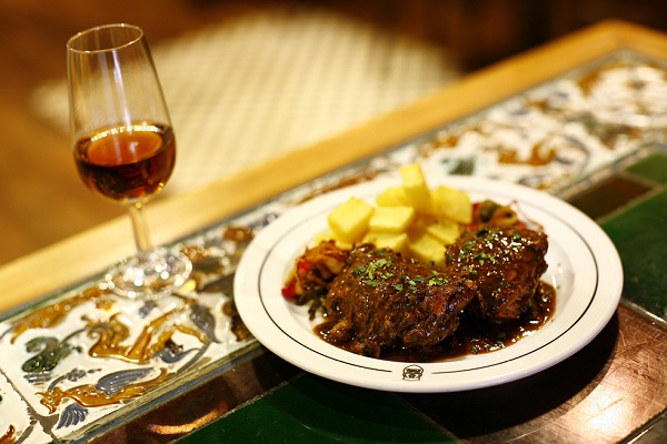 Tapa y Vino