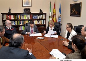 Alcaldesa firma contrato servicios papeleras _ 02