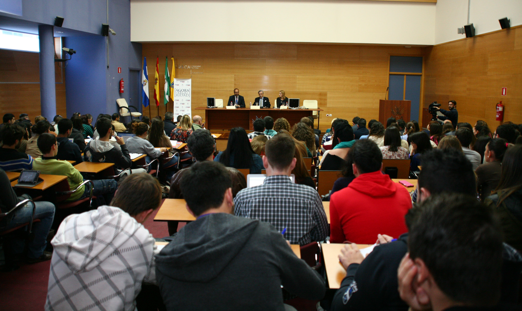 Jorge Dezcallar llena el salón de Actos del Campus de Jerez en la UCA 2
