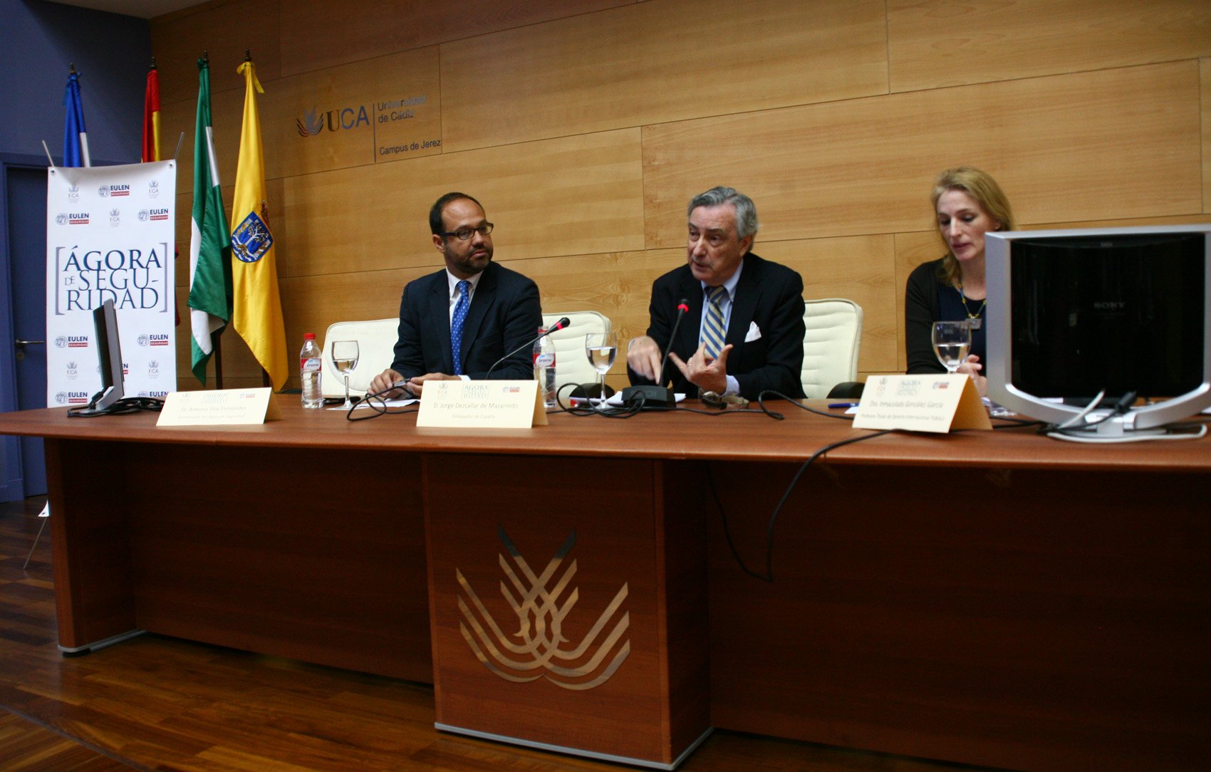 Jorge Dezcallar llena el salón de Actos del Campus de Jerez en la UCA