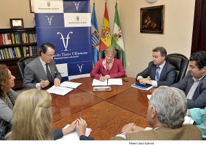 Alcaldesa firma convenio G Byass y Fund Teatro Villamarta _ 01