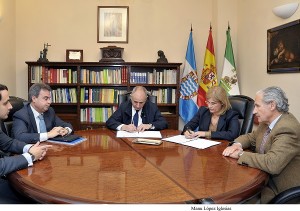 Alcaldesa firma convenio colab Esc Hosteleria _ Vinoble 2014 _ 02