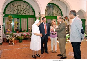 Isabel Paredes y Bernardo Villar visitan residencia de mayores