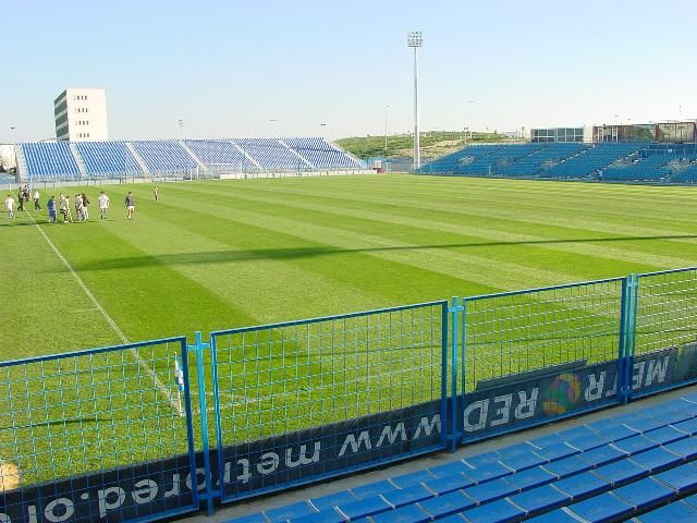 Técnicos de Urbanismo inspeccionan las gradas del campo de La Juventud