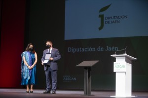 ASECAN_Lourdes Palacios, Presidenta ASECAN entrega a Fco Reyes, pte diputación Jaén- Premio HONOR