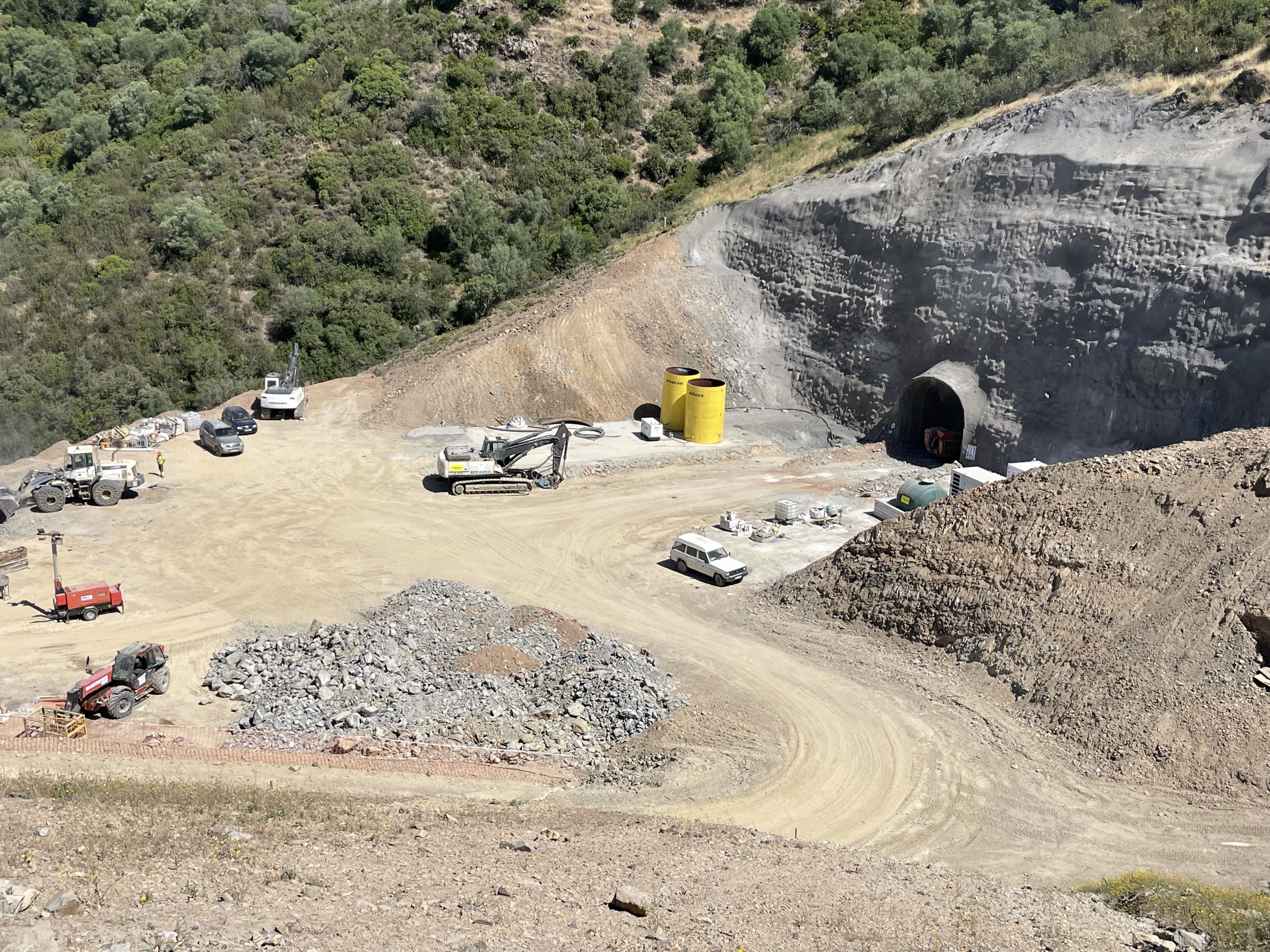 La Secretaria de Estado de Energía visita las obras del túnel del sistema Huesna